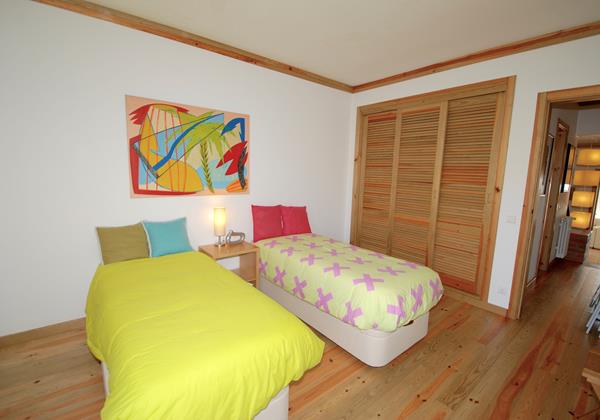 Twin bedroom in fantastic apartment in the Silver Coast