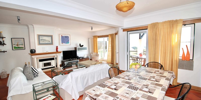 Shimmer apartment dining area