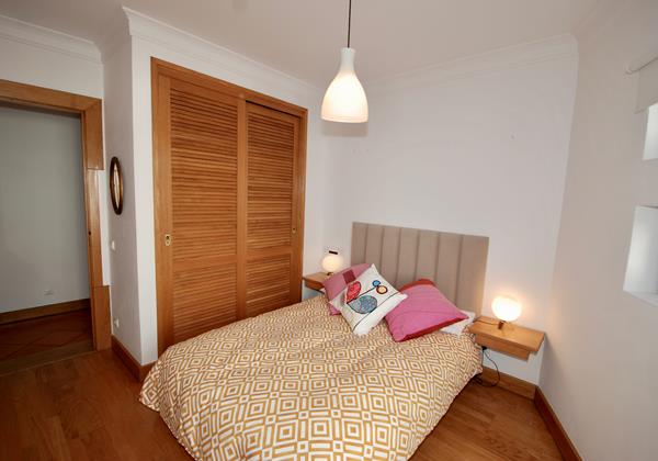 Double bedroom with built-in wardrobe in Shimmer apartment