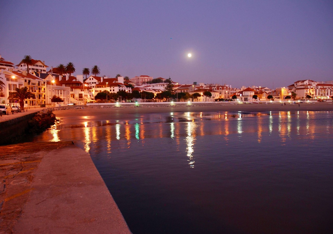 Sao Martinho Do Porto At Night