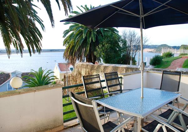 Private balcony with view over São Martinho do Porto Beach
