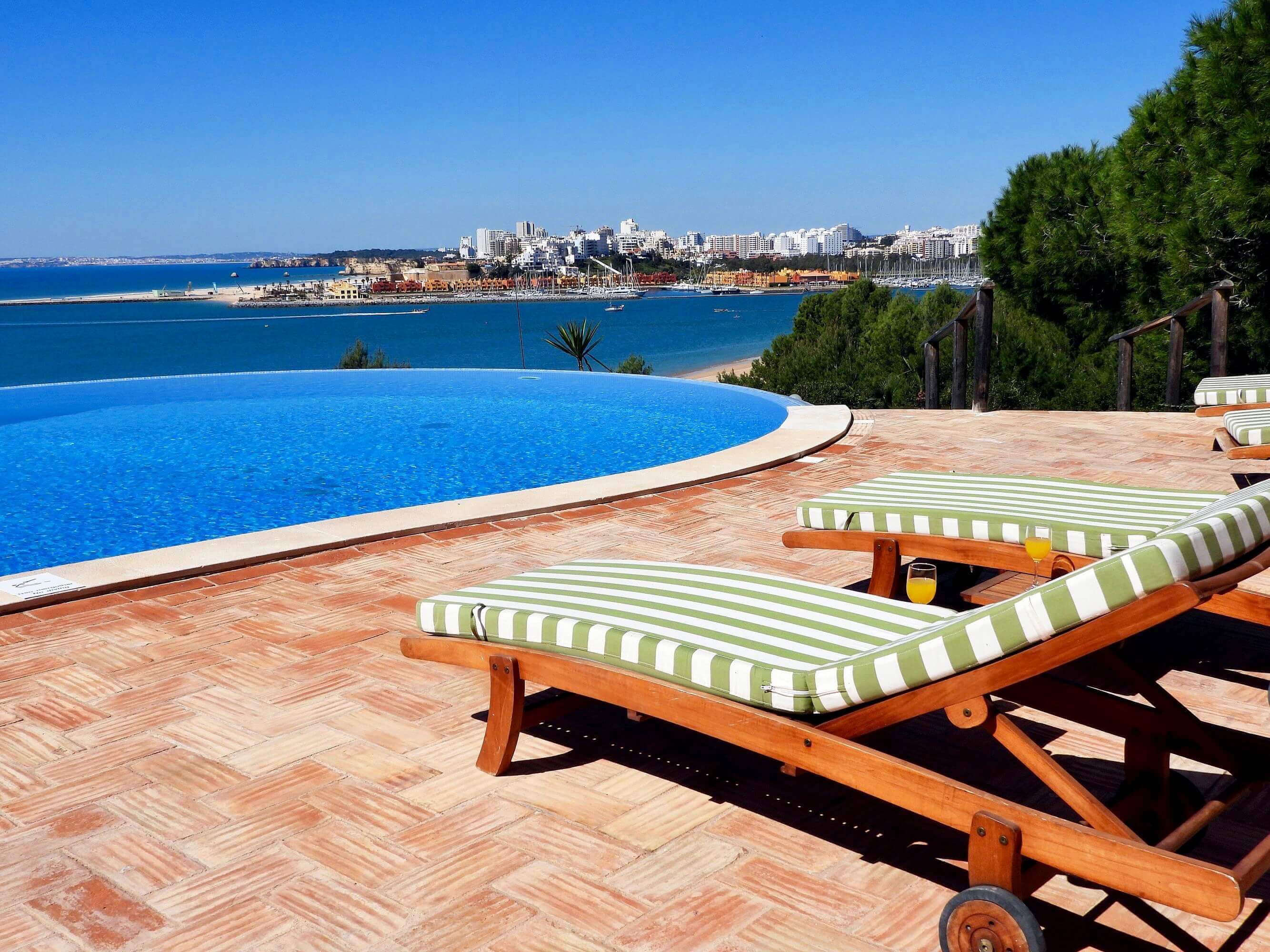 Sun loungers by the pool - holiday home in the Algarve