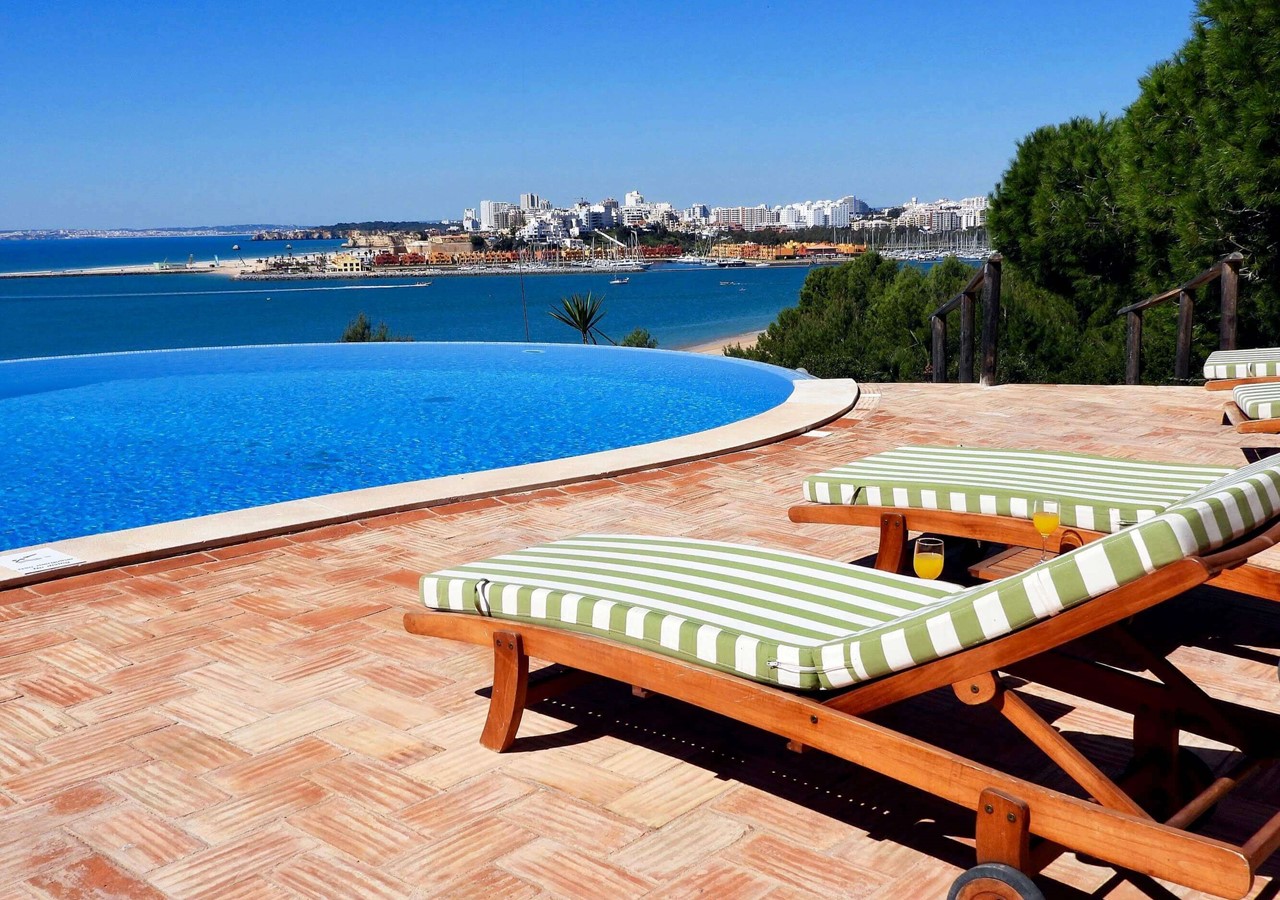 Sun loungers by the pool - holiday home in the Algarve