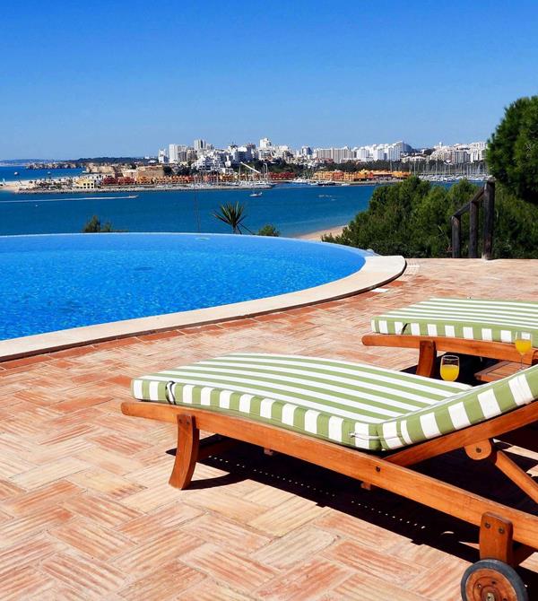 Sun loungers by the pool - holiday home in the Algarve
