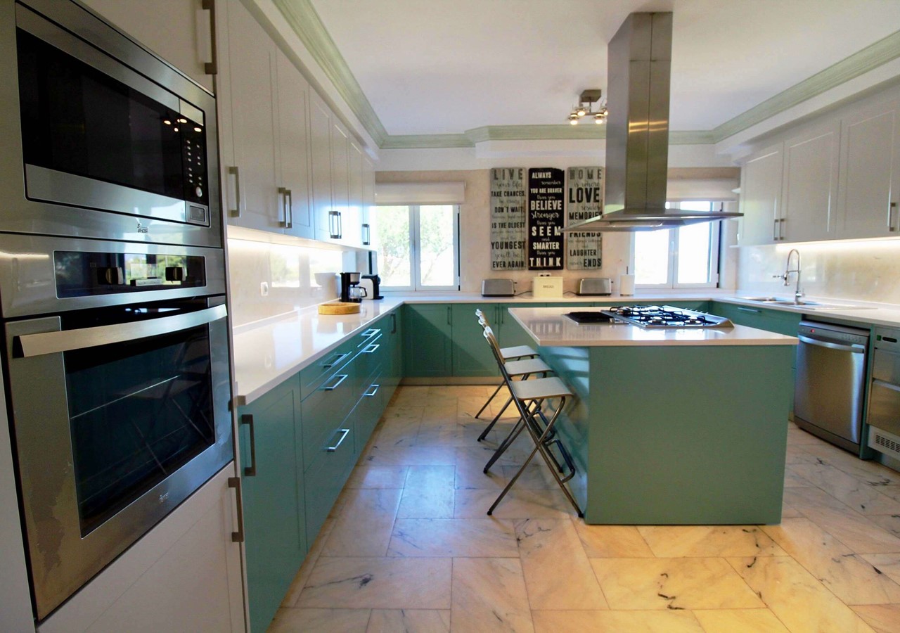 Modern and fully equipped kitchen