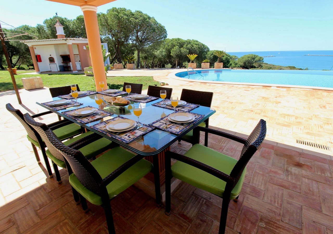 Dining area next to the pool in luxurious holiday home in the Algarve