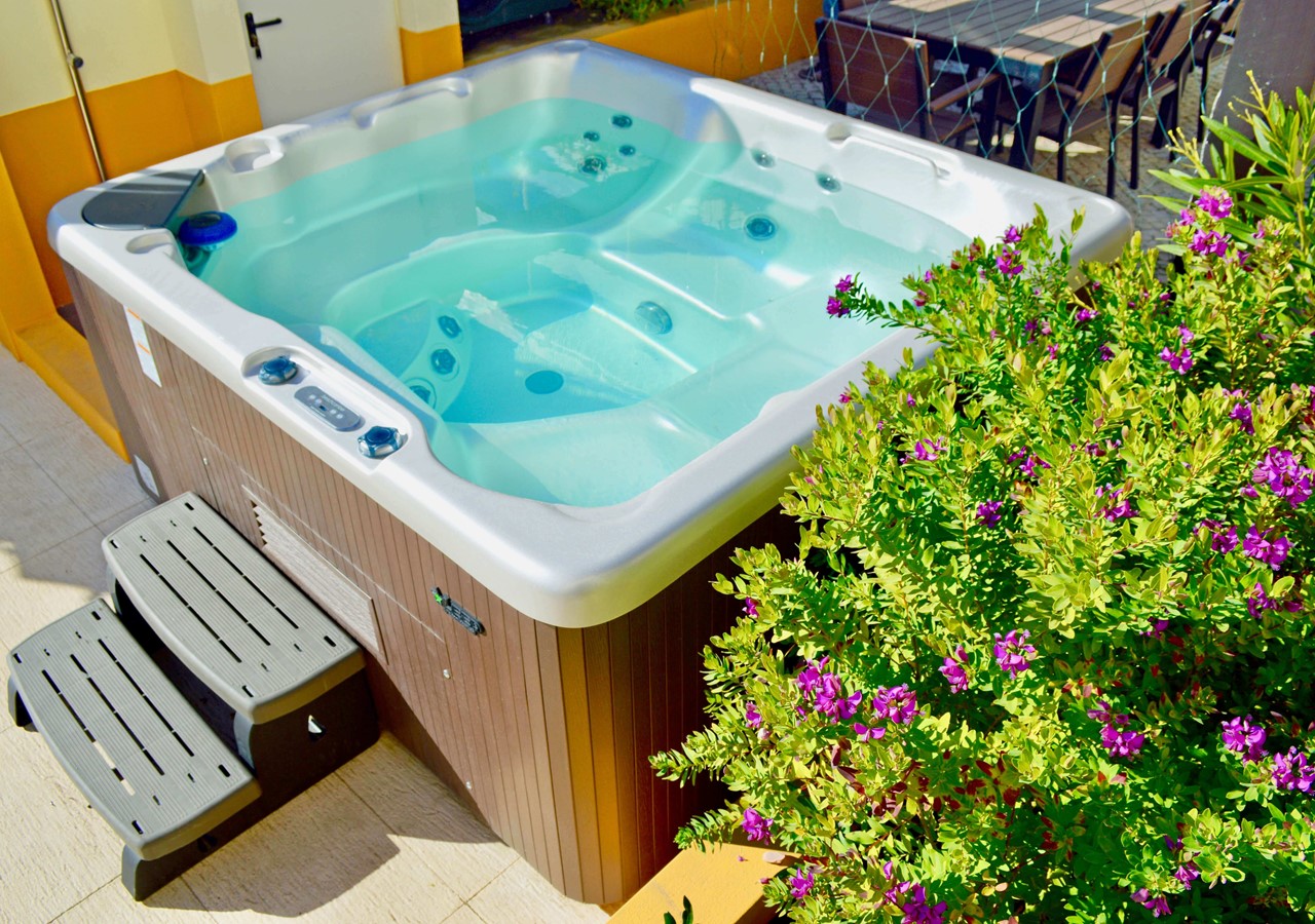 Private outdoor hot tub in Casa Grande Holiday Home