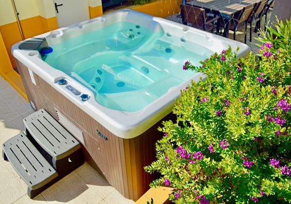 Private outdoor hot tub in Casa Grande Holiday Home
