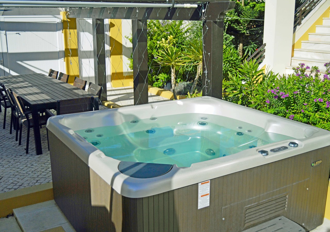 Outdoor hot tub of holiday home in São Martinho do Porto