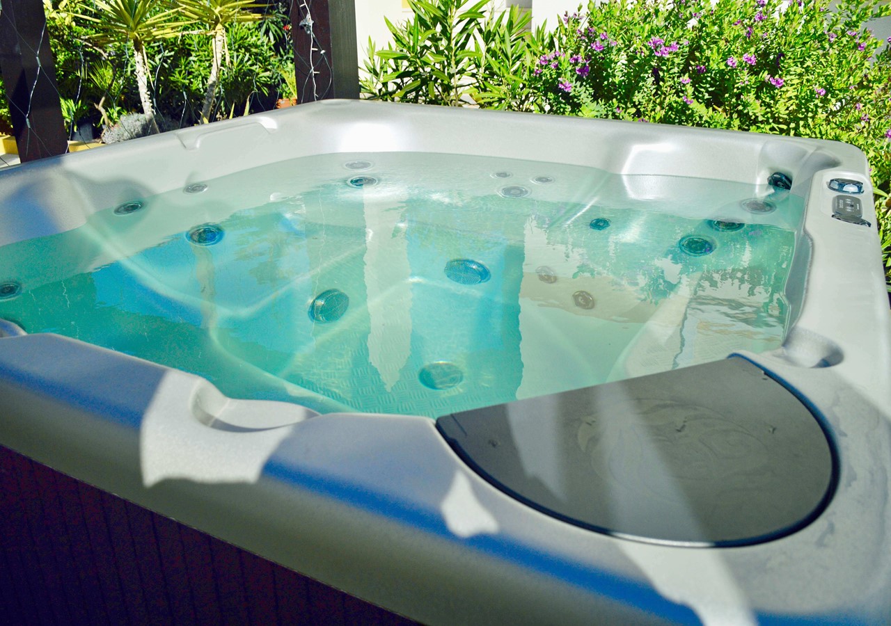 Hot tub in luxury holiday villa in Costa da Prata