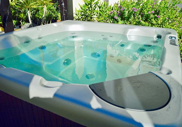 Hot tub in luxury holiday villa in Costa da Prata
