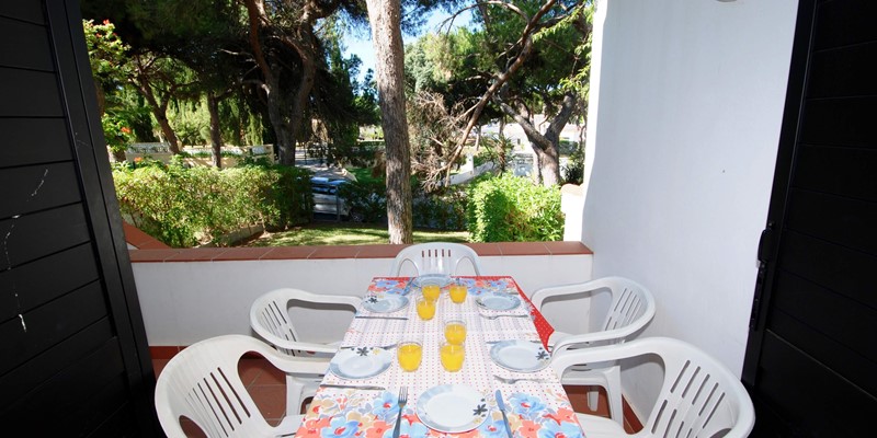 Balcony with dining area