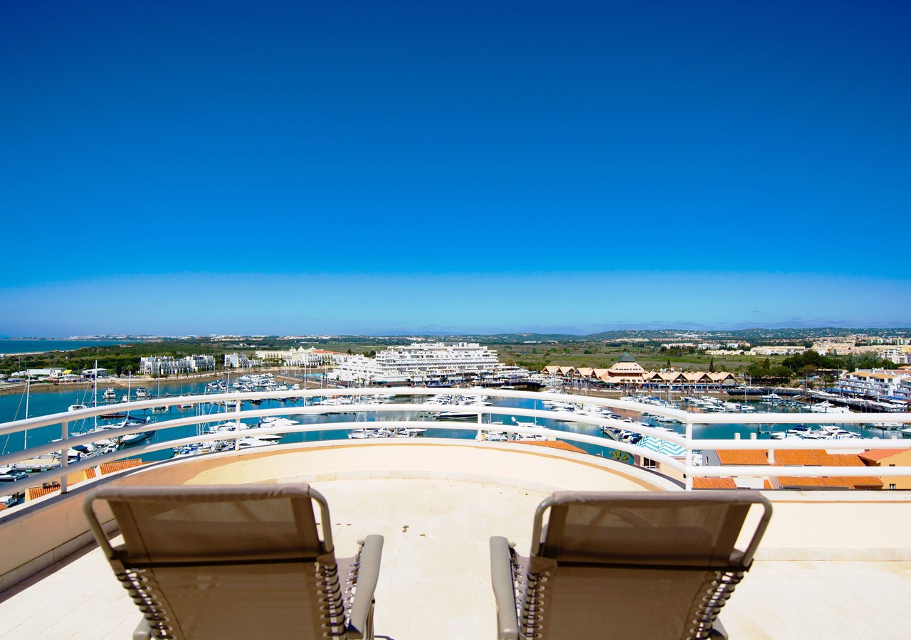 Large terrace with view over the marina of Vilamoura