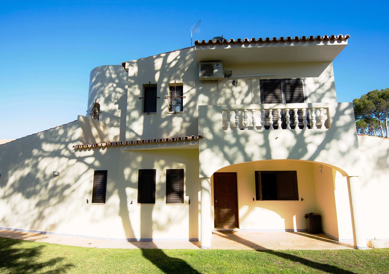 Front view of Villa Lúcio