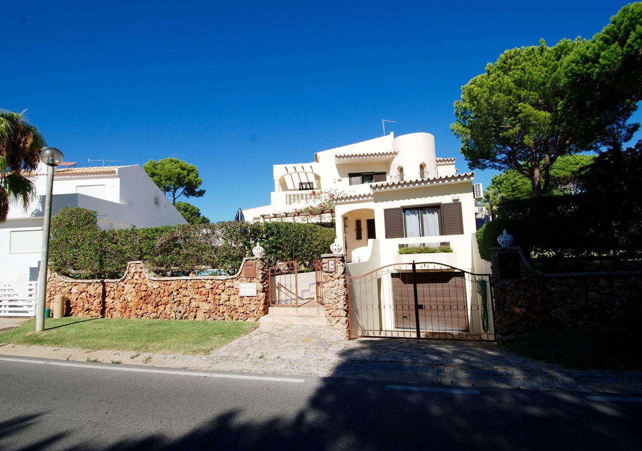 Front view of villa Lucio