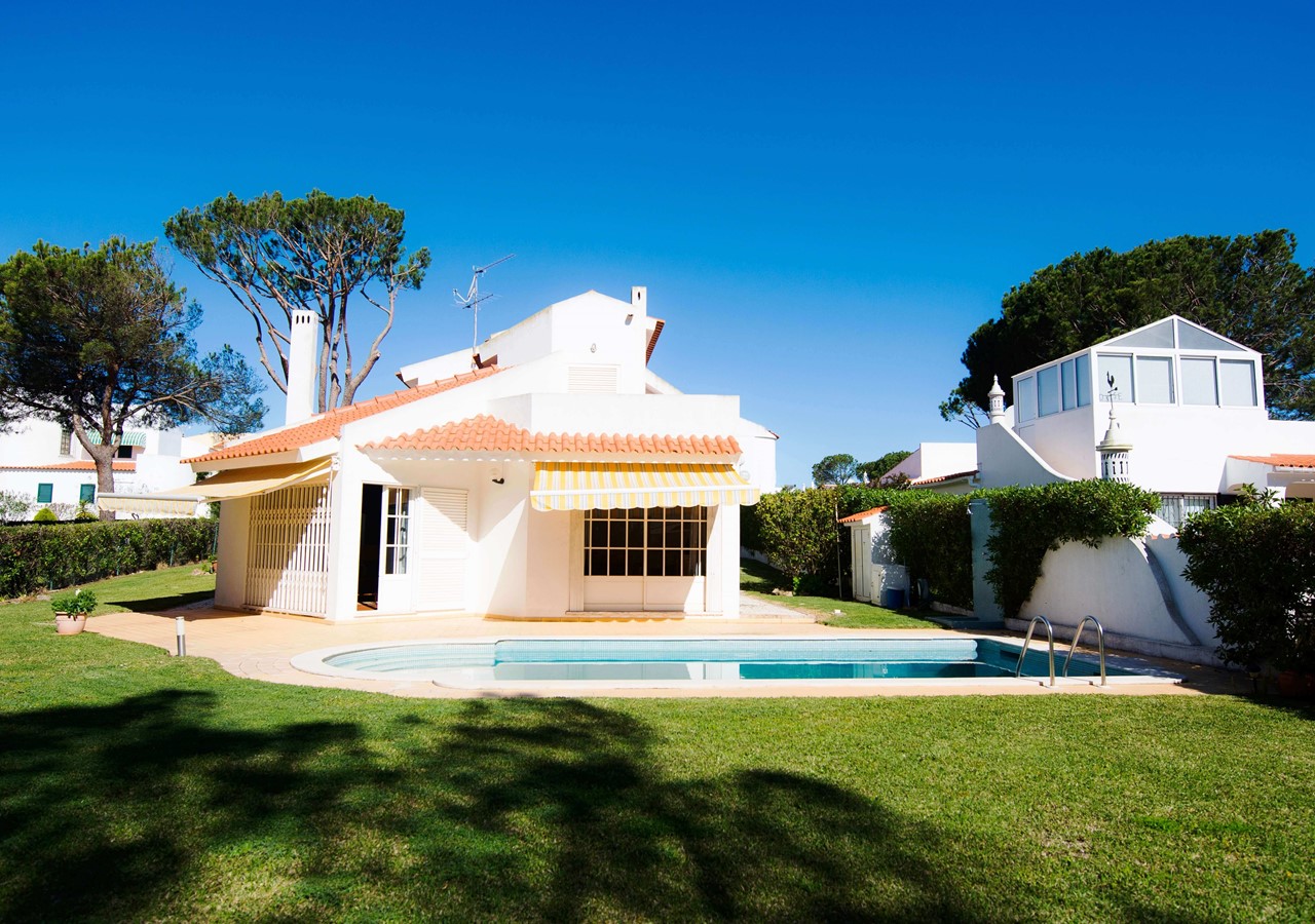 Front view of Villa Mianas