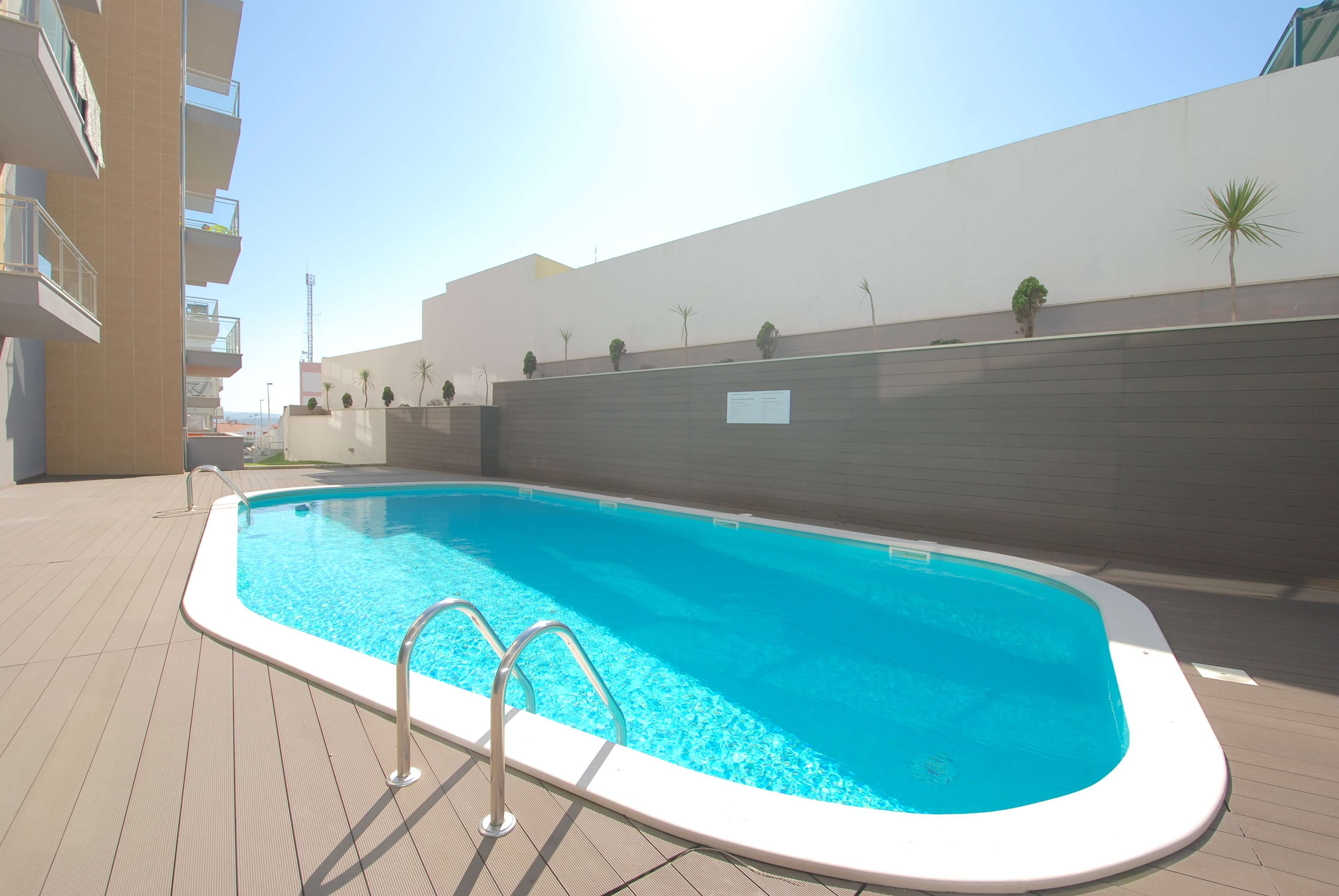 Heated pool in São Martinho do Porto