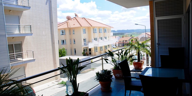 Balcony with dining area