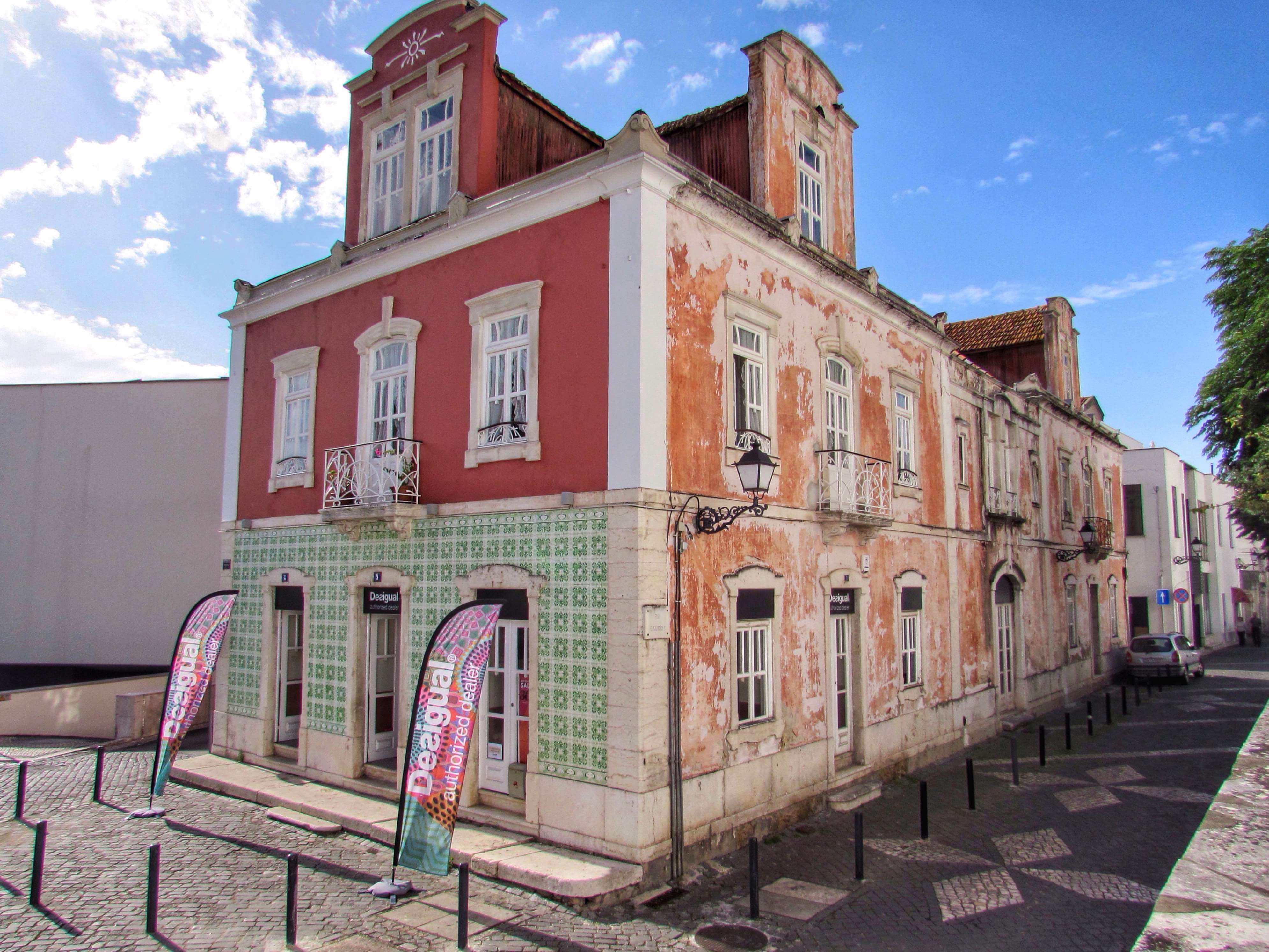 Vintage Shops Selling Big Brands Leiria