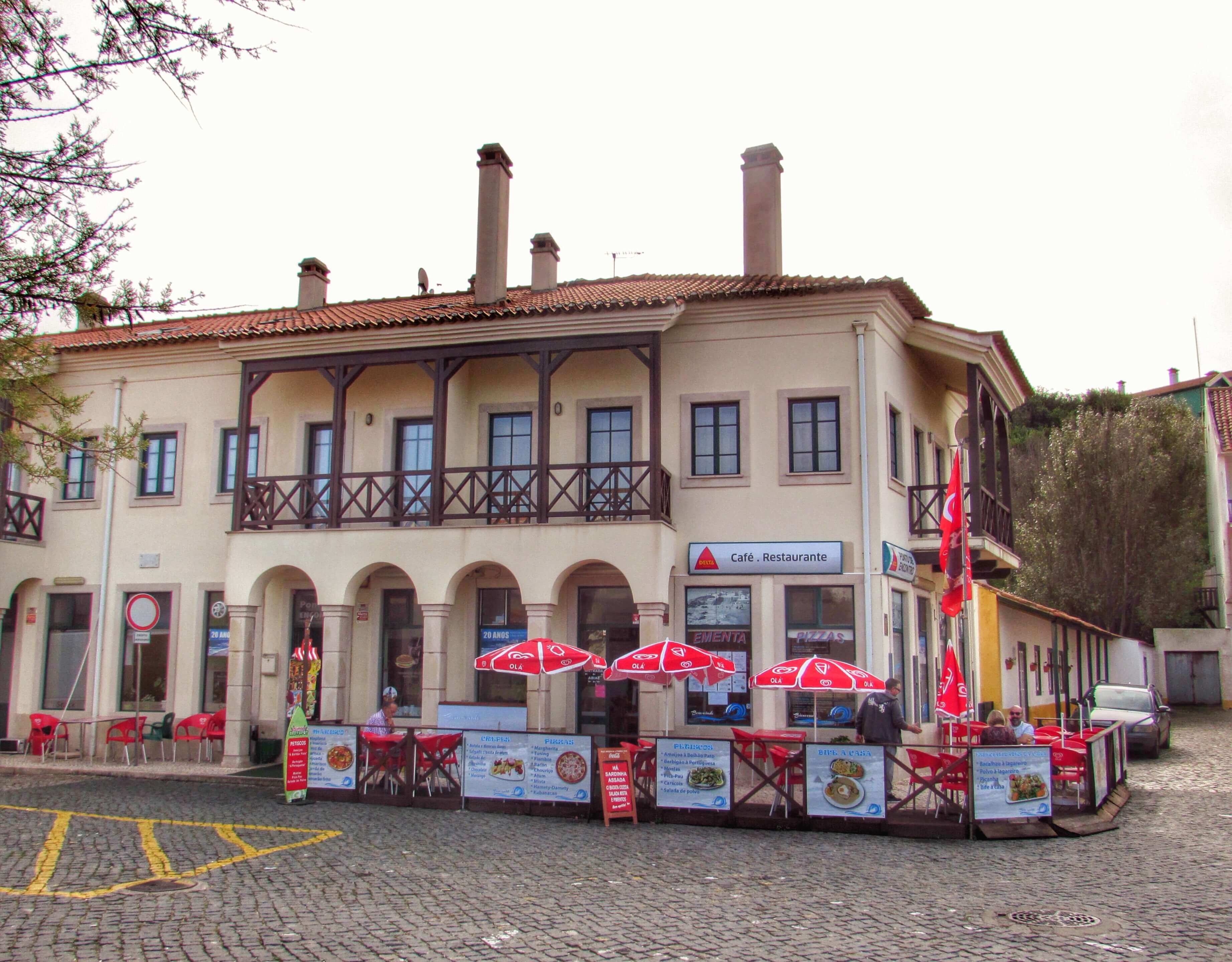 Casual Dining In Sao Pedro De Moel Square