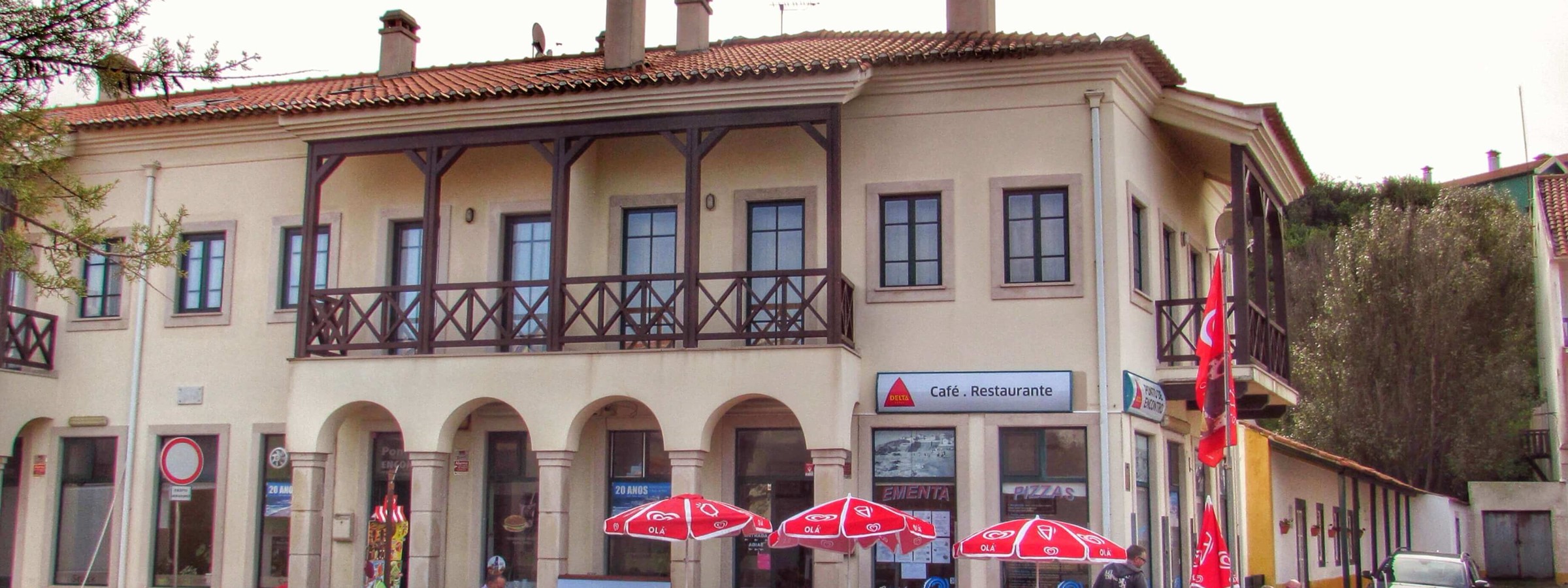 Casual Dining In Sao Pedro De Moel Square