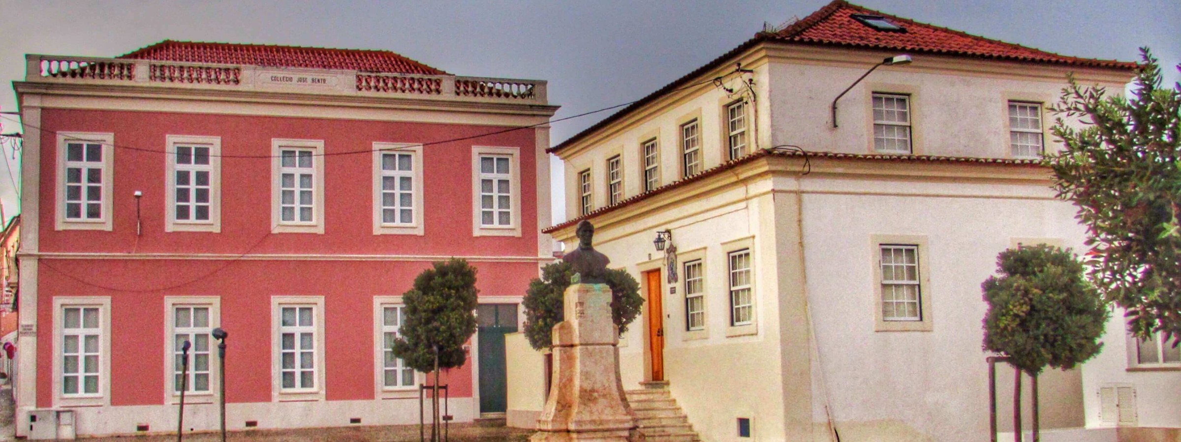 Old Town Shopping And Stunning Squares In Sao Martinho Do Porto