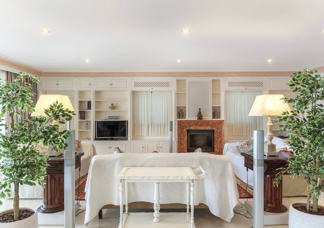 Luxurious lounge with fireplace