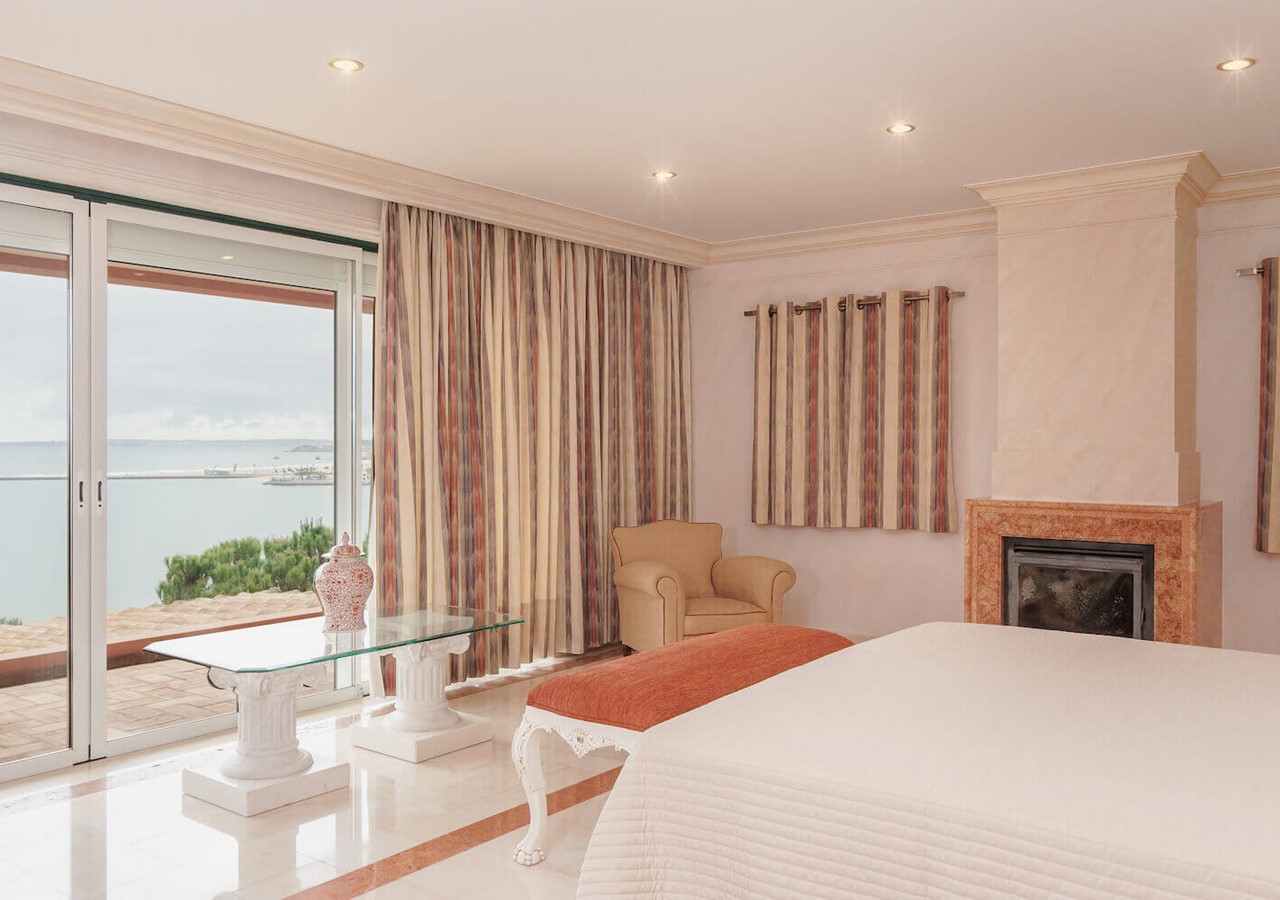 Luxurious bedroom with view over the sea