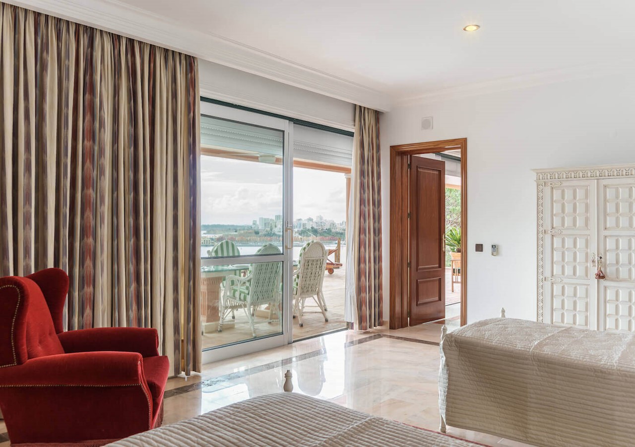 Twin bedroom with view over the sea