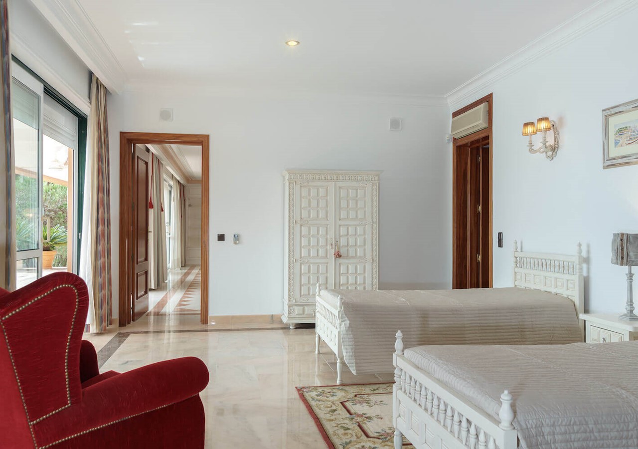 Luxurious twin bedroom