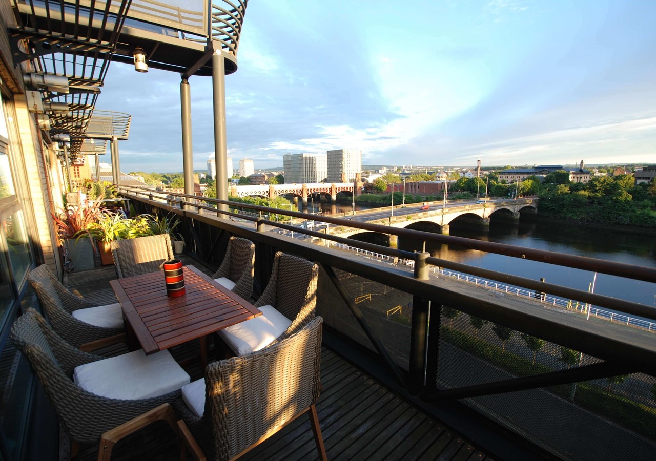 Balcony with dining area