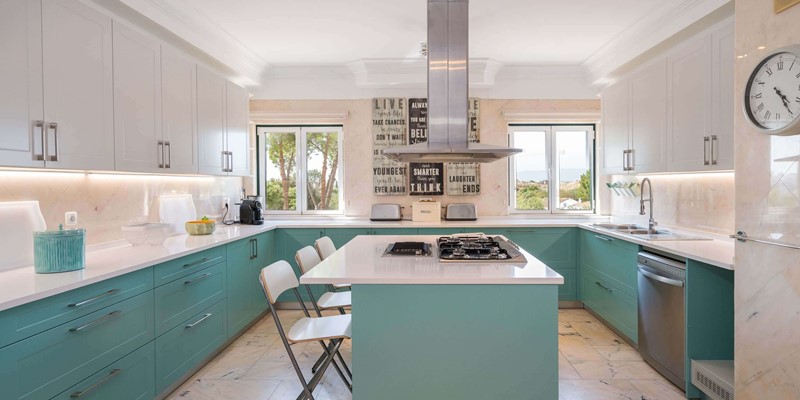 Luxurious And Well Equipped Kitchen